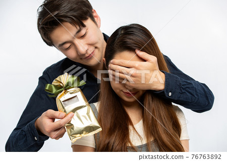 男人給女人蒙眼，送驚喜禮物 76763892