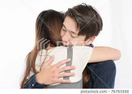 一對夫婦擁抱 一對夫婦擁抱 76763898