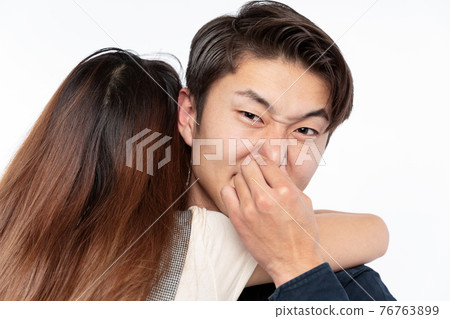 一個男人為了女人的氣味捏他的鼻子 一個男人為了女人的氣味捏他的鼻子 76763899