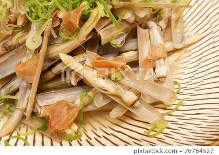 Steamed razor shell with sake (it is delicious even if you add dried plums) 76764527