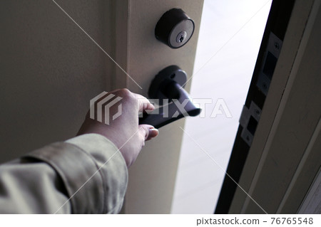 Hands to open the door 76765548