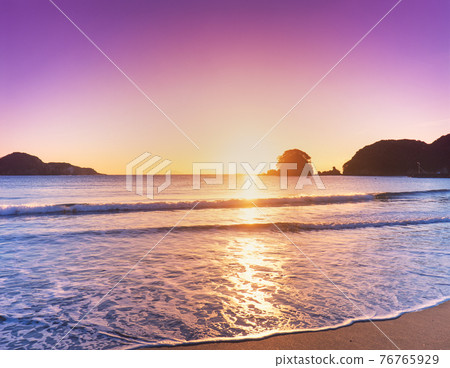 靜岡縣南伊豆町湯美濱海岸的日出 靜岡縣南伊豆町湯美濱海岸的日出 76765929