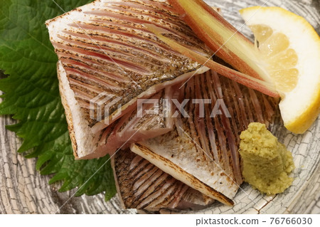 Grilled sphyraenidae sashimi with delicious skin 76766030