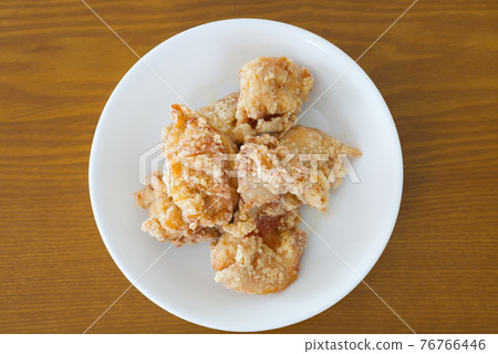 Deep-fried chicken (overhead view) 76766446