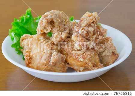 美味的炸雞和生菜 美味的炸雞和生菜 76766516