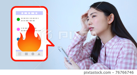 因在線燃燒而陷入困境的女性形象 76766746