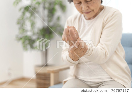 使您的手僵硬的資深女性身體部位 使您的手僵硬的資深女性身體部位 76767157