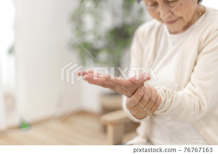 使您的手僵硬的資深女性身體部位 使您的手僵硬的資深女性身體部位 76767163