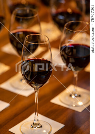 Red wine comparison tasting Red wine comparison tasting 76767362