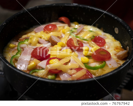 Outdoor menu for cooking in the mountains and camping [Frying pan pizza] 76767942