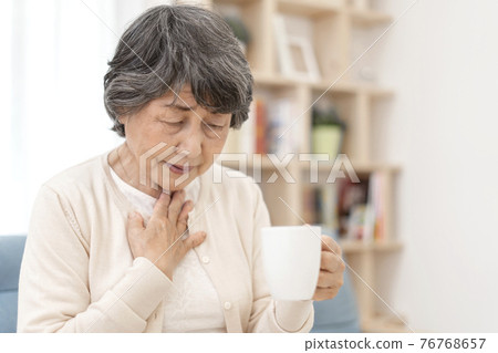 吞嚥困難的老年婦女 吞嚥困難的老年婦女 76768657