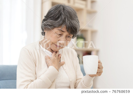 吞嚥困難的老年婦女 吞嚥困難的老年婦女 76768659