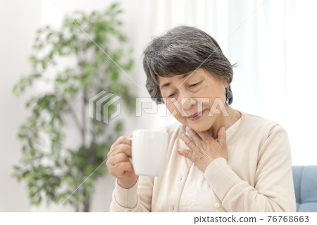 吞嚥困難的老年婦女 吞嚥困難的老年婦女 76768663