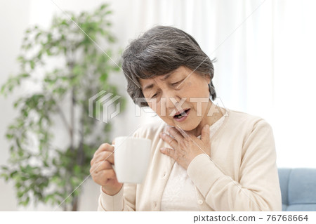 吞嚥困難的老年婦女 吞嚥困難的老年婦女 76768664