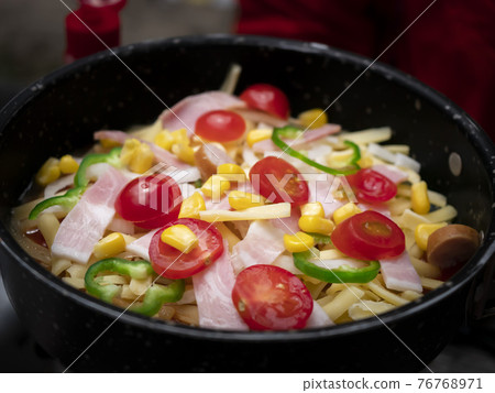 Outdoor menu for cooking in the mountains and camping [Frying pan pizza] 76768971