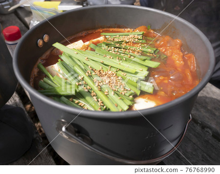 Outdoor rice and mountain rice cooked in mountains and camping [Kimchi hot pot] 76768990