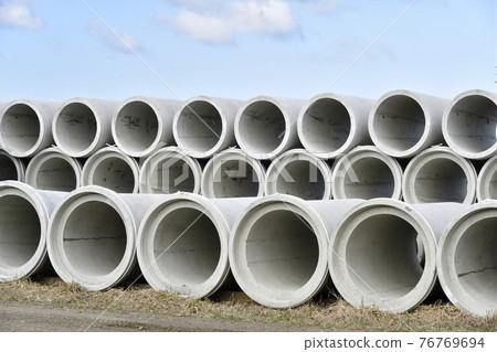 拍攝北海道瀨田町春天堆積的水泥廠粘土管的風景 拍攝北海道瀨田町春天堆積的水泥廠粘土管的風景 76769694