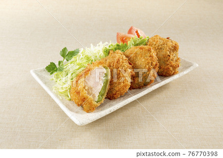 3個釀辣椒和橫截面 76770398