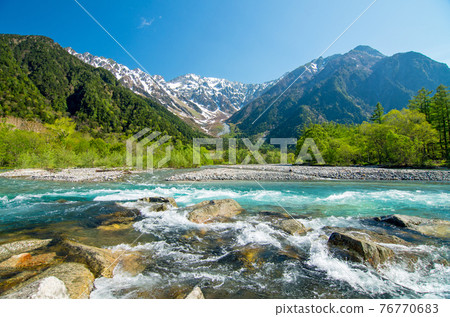 初夏的上高地（梓川的絕美景色以及穗高山脈和河童橋周圍的殘雪） 76770683