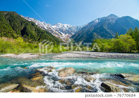 初夏的上高地(梓川的絕美景色以及穗高山脈和河童橋周圍的殘雪) 初夏的上高地(梓川的絕美景色以及穗高山脈和河童橋周圍的殘雪) 76770684