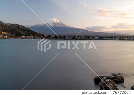 黃昏的富士山和河口湖 黃昏的富士山和河口湖 76772064