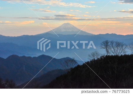 深秋黃昏從大平高原的黑金山登山口附近參拜富士山 76773025