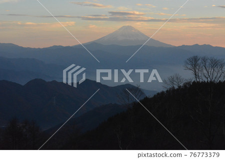 Late autumn dusk Worship Mt. Fuji from the vicinity of the Kuroganeyama trailhead on the Ohira Plateau Late autumn dusk Worship Mt. Fuji from the vicinity of the Kuroganeyama trailhead on the Ohira Plateau 76773379