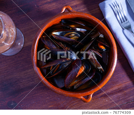 Clay bowl of stewed molluscs a la marinera Clay bowl of stewed molluscs a la marinera 76774309