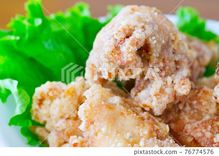 Delicious fried chicken and lettuce up 76774576