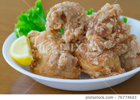 Delicious fried chicken, lettuce and lemon Delicious fried chicken, lettuce and lemon 76774683