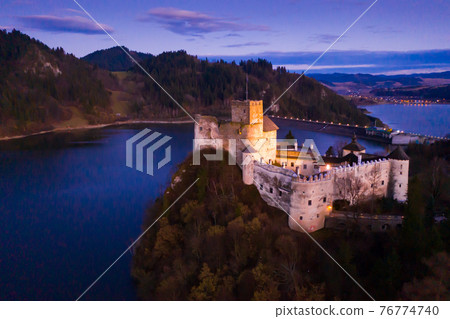 Nedzica castle near Chorshtynskoe reservoir at twilight 76774740