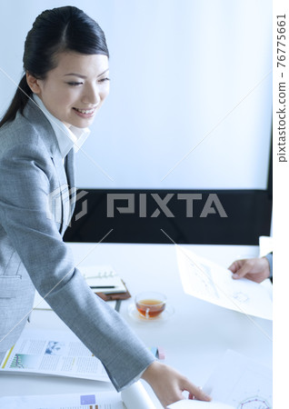 移交會議材料的女商人 76775661