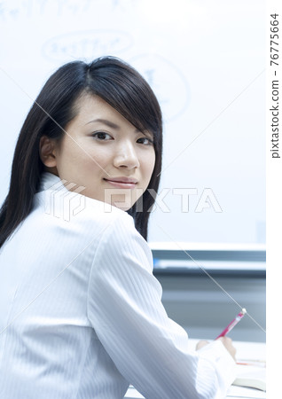 轉過身的女商人 76775664