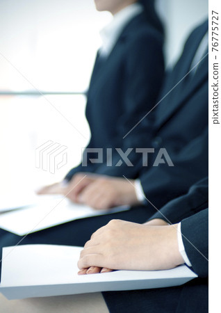 接受小組採訪的人的手 76775727