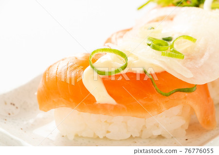 三文魚沙拉握壽司。 76776055