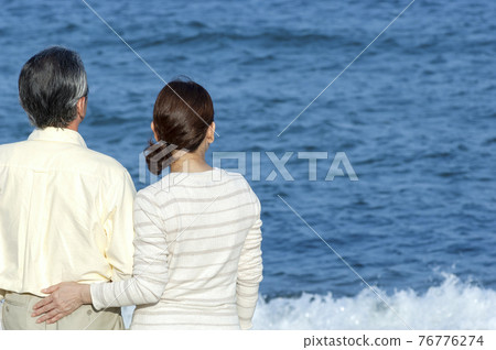 Senior couple looking at the sea 76776274