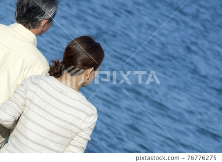 Senior couple looking at the sea 76776275