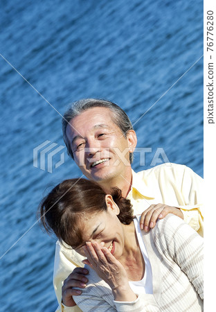 海邊老年夫婦 76776280