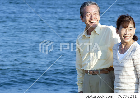 海邊老年夫婦 76776281