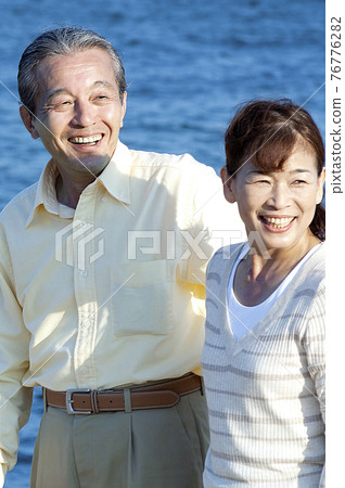 海邊老年夫婦 76776282
