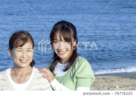 Parent and child of the beach Parent and child of the beach 76776285