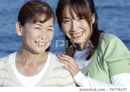 Parent and child of the beach Parent and child of the beach 76776287