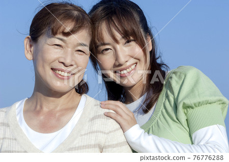 Smile parent and child 76776288