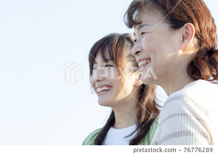 Smile parent and child 76776289