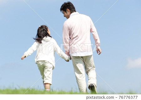Parents and children walking hand in hand Parents and children walking hand in hand 76776377