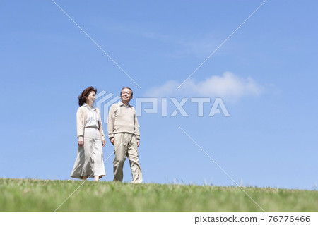 走在草坪上的老婦人 76776466