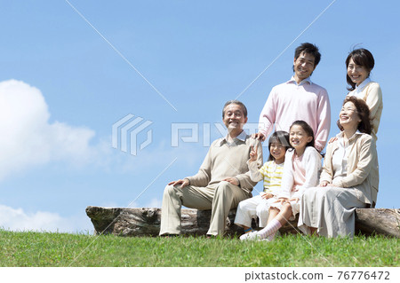 坐在長凳上的三代家庭 76776472