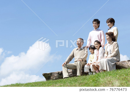 坐在長凳上的三代家庭 76776473