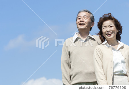 A smiling senior couple 76776508