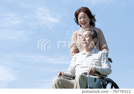 走在輪椅的資深夫婦 76776522